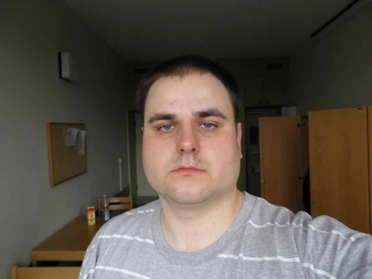 Paul mit 22 im Wohnheimzimmer