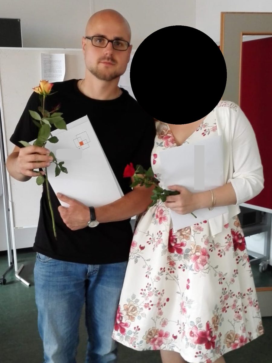 Paul mit Urkunde und Rose, daneben seine damalige Freundin
